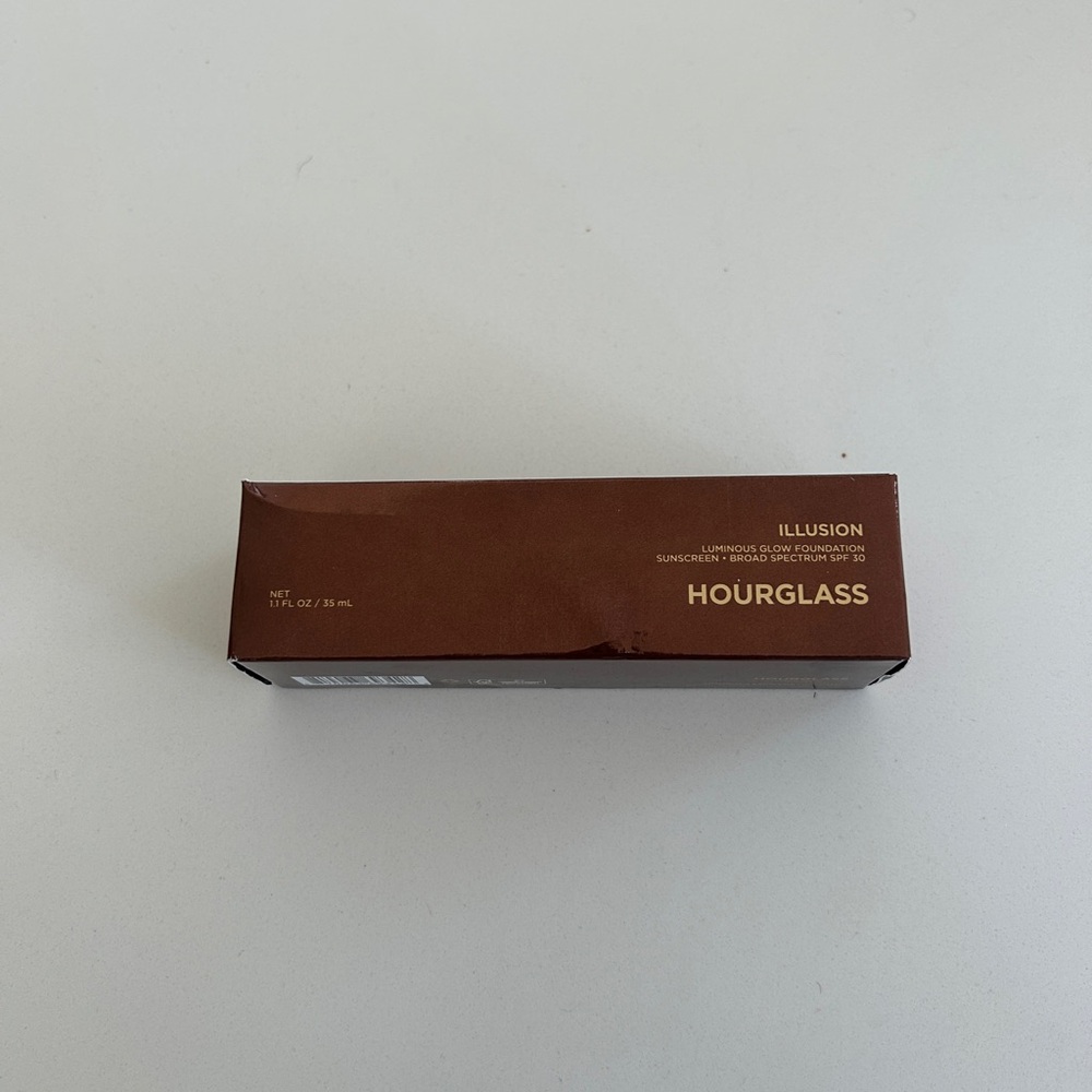 Hourglass Illusion Skin Tint shade 7